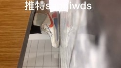 大胆坑神潜入商场舞蹈工作室女公厕独占一个坑位隔板缝中连续偸拍 各种小姐姐方便美女脱个精光拉稀 截图1