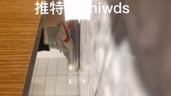 大胆坑神潜入商场舞蹈工作室女公厕独占一个坑位隔板缝中连续偸拍 各种小姐姐方便美女脱个精光拉稀 截图3