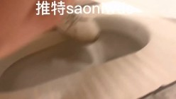 大胆坑神潜入商场舞蹈工作室女公厕独占一个坑位隔板缝中连续偸拍 各种小姐姐方便美女脱个精光拉稀 截图4