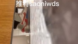 大胆坑神潜入商场舞蹈工作室女公厕独占一个坑位隔板缝中连续偸拍 各种小姐姐方便美女脱个精光拉稀 截图6