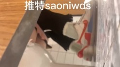 大胆坑神潜入商场舞蹈工作室女公厕独占一个坑位隔板缝中连续偸拍 各种小姐姐方便美女脱个精光拉稀 截图8