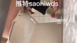 大胆坑神潜入商场舞蹈工作室女公厕独占一个坑位隔板缝中连续偸拍 各种小姐姐方便美女脱个精光拉稀 截图9