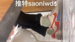大胆坑神潜入商场舞蹈工作室女公厕独占一个坑位隔板缝中连续偸拍 各种小姐姐方便美女脱个精光拉稀 截图14