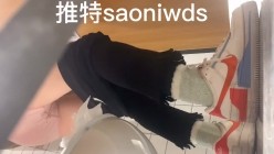 大胆坑神潜入商场舞蹈工作室女公厕独占一个坑位隔板缝中连续偸拍 各种小姐姐方便美女脱个精光拉稀 截图15