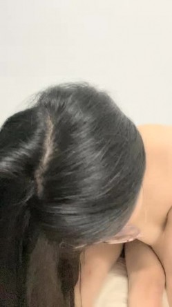 眼镜妹子携自己的男友无套啪啪女上位打桩下下到底，肉色丝袜丰满大屁股，双双高潮，倒插射嘴口爆 截图6