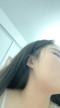 眼镜妹子携自己的男友无套啪啪女上位打桩下下到底，肉色丝袜丰满大屁股，双双高潮，倒插射嘴口爆 截图16