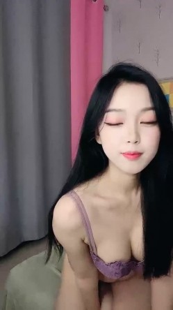 紫霞仙女 来大姨妈也要直播 穿着紫色情趣内衣 脱掉内裤给看屄屄特写 揉波波诱惑得狼友蠢蠢欲动 截图3