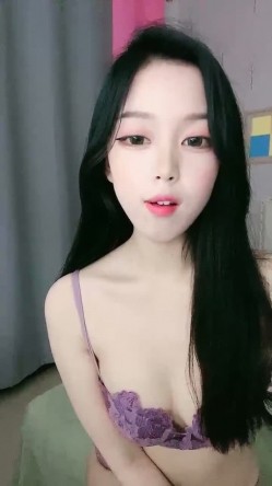紫霞仙女 来大姨妈也要直播 穿着紫色情趣内衣 脱掉内裤给看屄屄特写 揉波波诱惑得狼友蠢蠢欲动 截图4