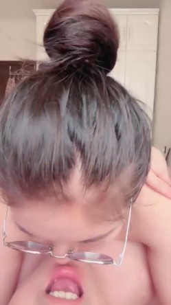 超反差眼镜少妇【95全能阿姨】体制内夫妻下海赚外快，疯狂舔脚性爱，真实爽死 截图7