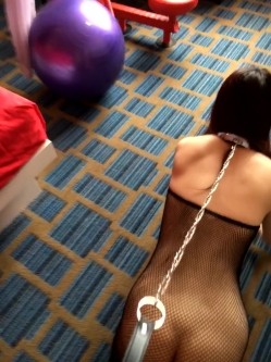 【绝版资源】高颜值骚人妻，爱户外露出爱多人运动，抵挡不了的风韵，到了床上人越多操她淫语说得越骚，淫荡！ 截图9