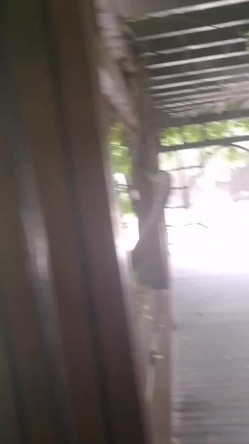 大学城小母狗，校园亭子里趁大家都午觉了，后入大战，难忘的野炮。男：刺激吗，啊？啊？四处无人，学妹放声叫春！ 截图5