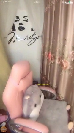 女神 车模类型女神 [憋出] 收费直播 勾引舞曲 露奶 露逼 截图1