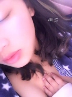 20岁宝妈挤奶：老公我难受死了，我下面洗的很干净，要不你帮我舔一下好不好。婴儿在怀里被老公强行啪啪！ 截图2