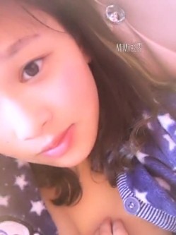 20岁宝妈挤奶：老公我难受死了，我下面洗的很干净，要不你帮我舔一下好不好。婴儿在怀里被老公强行啪啪！ 截图5