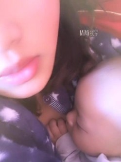 20岁宝妈挤奶：老公我难受死了，我下面洗的很干净，要不你帮我舔一下好不好。婴儿在怀里被老公强行啪啪！ 截图7