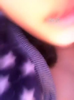 20岁宝妈挤奶：老公我难受死了，我下面洗的很干净，要不你帮我舔一下好不好。婴儿在怀里被老公强行啪啪！ 截图11