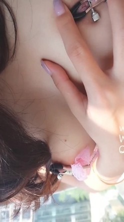 最新价值168元爆乳完具少女最新VIP会员版之手脚被绑住了扔到飘窗上 乳夹肛塞求操 高清私拍14P 高清720P版 截图9