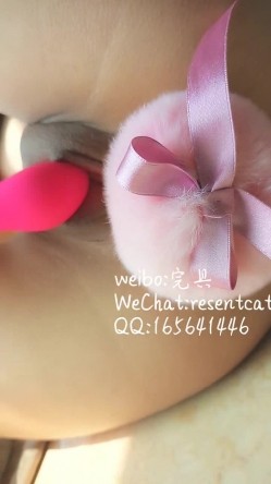 最新价值168元爆乳完具少女最新VIP会员版之手脚被绑住了扔到飘窗上 乳夹肛塞求操 高清私拍14P 高清720P版 截图13