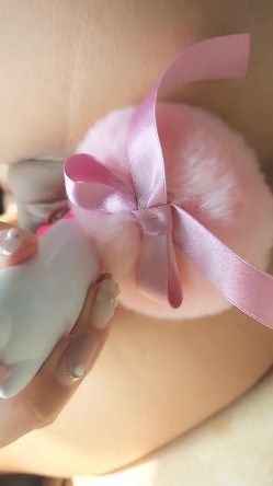 最新价值168元爆乳完具少女最新VIP会员版之手脚被绑住了扔到飘窗上 乳夹肛塞求操 高清私拍14P 高清720P版 截图14