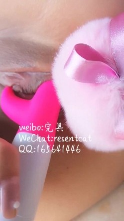 最新价值168元爆乳完具少女最新VIP会员版之手脚被绑住了扔到飘窗上 乳夹肛塞求操 高清私拍14P 高清720P版 截图15