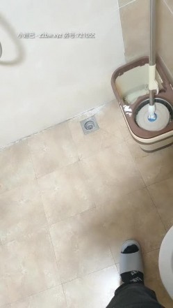 【全国首家性爱娃娃体验馆】本想体验爆乳充气娃娃 见体验馆黑丝老板娘够骚 加价把老板娘给操出白浆 截图3