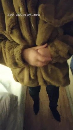 【全国首家性爱娃娃体验馆】本想体验爆乳充气娃娃 见体验馆黑丝老板娘够骚 加价把老板娘给操出白浆 截图10