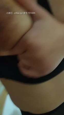 【全国首家性爱娃娃体验馆】本想体验爆乳充气娃娃 见体验馆黑丝老板娘够骚 加价把老板娘给操出白浆 截图16