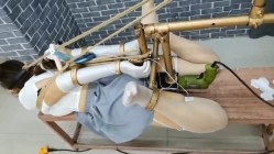 丝袜母狗被所在金属架子上 下体插着炮机 主人还一直挠脚心 截图1