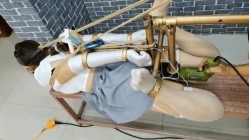丝袜母狗被所在金属架子上 下体插着炮机 主人还一直挠脚心 截图4
