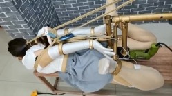 丝袜母狗被所在金属架子上 下体插着炮机 主人还一直挠脚心 截图12