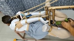 丝袜母狗被所在金属架子上 下体插着炮机 主人还一直挠脚心 截图13