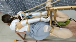 丝袜母狗被所在金属架子上 下体插着炮机 主人还一直挠脚心 截图14