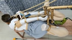 丝袜母狗被所在金属架子上 下体插着炮机 主人还一直挠脚心 截图15
