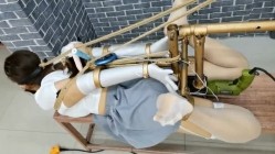 丝袜母狗被所在金属架子上 下体插着炮机 主人还一直挠脚心 截图16