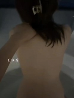 高颜长腿骚货『美杜莎』最新淫乱群交私拍 网咖包厢群P淫乱 职业装被上司强上 高清720P版 截图4