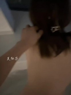 高颜长腿骚货『美杜莎』最新淫乱群交私拍 网咖包厢群P淫乱 职业装被上司强上 高清720P版 截图10