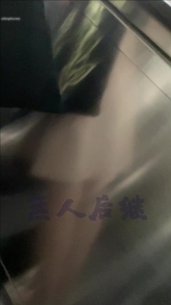 【抄底大神 ️电梯恶魔之手】疯狂偷拍各种小姐姐裙底 邪恶手指开启 直接用手掀裙子抄底 超邪恶第二弹 截图2