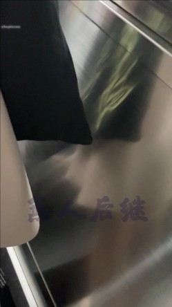 【抄底大神 ️电梯恶魔之手】疯狂偷拍各种小姐姐裙底 邪恶手指开启 直接用手掀裙子抄底 超邪恶第二弹 截图3