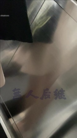 【抄底大神 ️电梯恶魔之手】疯狂偷拍各种小姐姐裙底 邪恶手指开启 直接用手掀裙子抄底 超邪恶第二弹 截图4