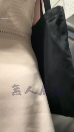 【抄底大神 ️电梯恶魔之手】疯狂偷拍各种小姐姐裙底 邪恶手指开启 直接用手掀裙子抄底 超邪恶第二弹 截图5