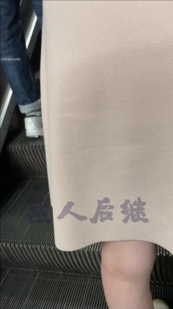 【抄底大神 ️电梯恶魔之手】疯狂偷拍各种小姐姐裙底 邪恶手指开启 直接用手掀裙子抄底 超邪恶第二弹 截图7