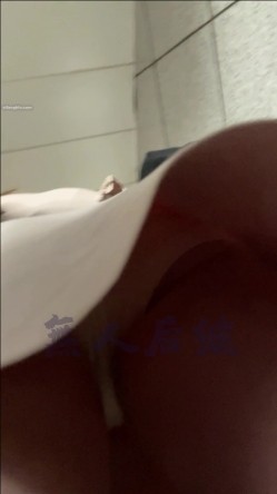 【抄底大神 ️电梯恶魔之手】疯狂偷拍各种小姐姐裙底 邪恶手指开启 直接用手掀裙子抄底 超邪恶第二弹 截图8