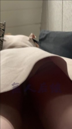【抄底大神 ️电梯恶魔之手】疯狂偷拍各种小姐姐裙底 邪恶手指开启 直接用手掀裙子抄底 超邪恶第二弹 截图11
