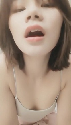 逼逼无毛颜值不错漂亮短发妹子 吊带装床上自摸扣逼掰开给你看 很是诱人 截图3