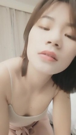 逼逼无毛颜值不错漂亮短发妹子 吊带装床上自摸扣逼掰开给你看 很是诱人 截图4