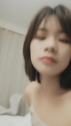 逼逼无毛颜值不错漂亮短发妹子 吊带装床上自摸扣逼掰开给你看 很是诱人 截图8