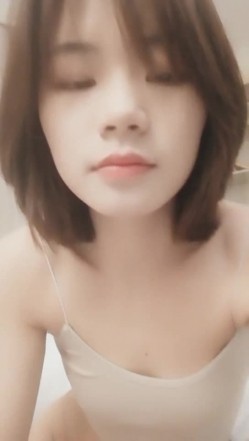 逼逼无毛颜值不错漂亮短发妹子 吊带装床上自摸扣逼掰开给你看 很是诱人 截图12