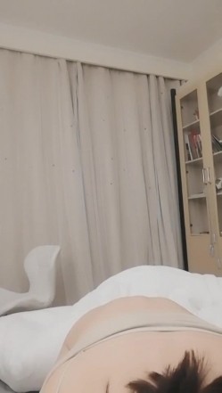 逼逼无毛颜值不错漂亮短发妹子 吊带装床上自摸扣逼掰开给你看 很是诱人 截图16
