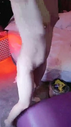 情趣酒店干白虎小少妇，全程露脸好骚用逼逼推大鸡巴好刺激，无毛骚穴淫水多多激情上位被大哥干的冒白浆刺激 截图5