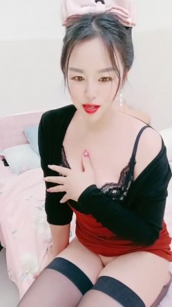 风骚御姐黑丝高跟带着好姐妹跟大哥激情双飞啪啪，全程露脸口交大鸡巴让大哥各种姿势蹂躏抽插好姐妹揉骚奶子 截图1
